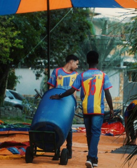 Equipe transportando materiais para a montagem
